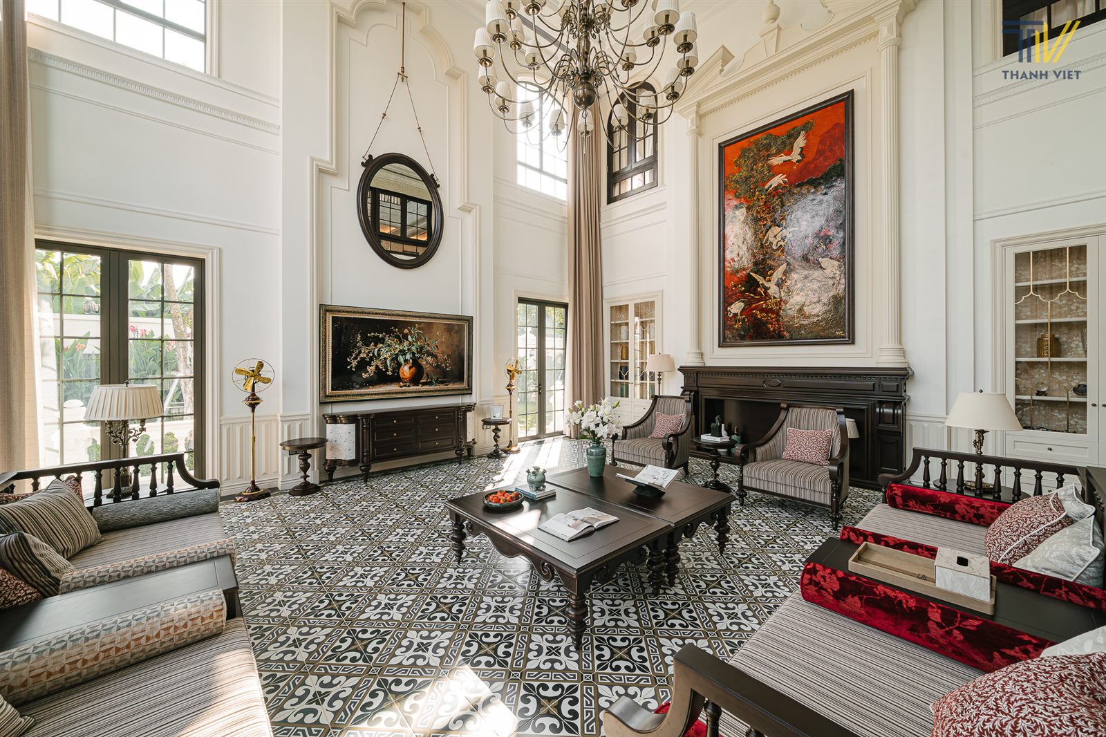 Phòng khách biệt thự Maison Villa do Thanh Viet Interior thiết kế và thi công: trần cao, đèn chùm, sàn gạch bông