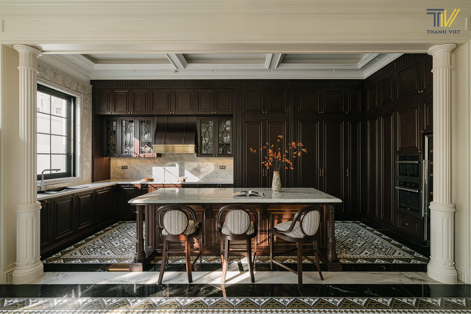 Bếp Maison Villa, tủ gỗ tối màu và đảo bếp đá